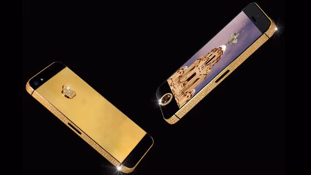 Chiếc iPhone 5 siêu đắt này được thiết kế bởi Stuart Hughes, nó có một viên kim cương đen được đính vào vị trí của nút home và 600 viên kim cương trắng được cắt ghép tinh xảo vào viền xung quanh chiếc máy.