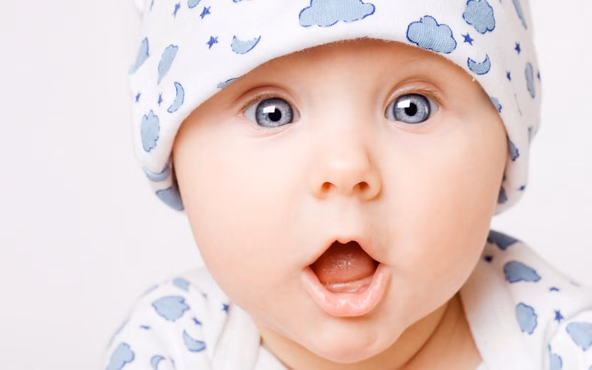 Cố gắng giao tiếp với trẻ để trẻ có thể thấy được biểu hiện cảm xúc của những người xung quanh và bắt chước lại.