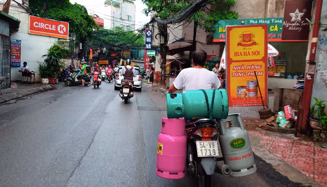 Không chỉ có xe máy mà một số phương tiện xe 3 bánh cũng thường xuyên được thuê để vận chuyển những bình gas lớn (loại 48kg). Tuy nhiên trên xe này lại không có bất kỳ thiết bị chữa cháy nào và những bình gas này cũng không được sắp xếp đúng quy định khi vận chuyển. 
