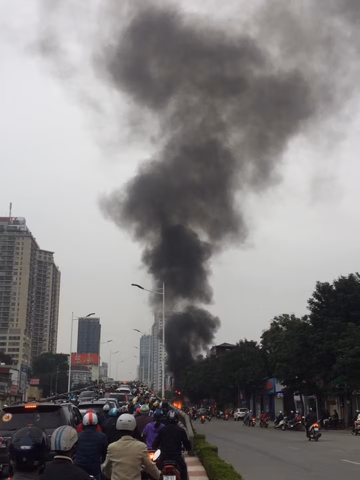 Theo đó, chiếc xe ô tô nhãn hiệu Mercedes GLC 250 đã tông liên hoàn vào nhiều phương tiện là xe máy và xe điện trước khi dừng lại và bốc cháy dữ dội.