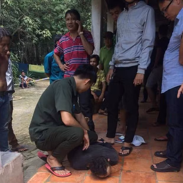Lúc này, thấy một cụ ông 84 tuổi đang nằm trên giường, nam thanh niên lao tới tấn công khiến nạn nhân chết tại chỗ. Sau đó, đối tượng này nghi dùng miệng cắn đứt một số bộ phận cơ thể của cụ ông. 