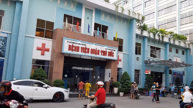  Cha ngáo đá đâm trọng thương con trai 9 tuổi vì tưởng con là… chó: Khoảng 3h30 sáng ngày 6/10, bé P. được người thân (phường Linh Đông, quận Thủ Đức, TP HCM) đưa đến Bệnh viện quận Thủ Đức trong tình trạng đa chấn thương ở vùng ngực và bụng. Qua kiểm tra ban đầu, bác sĩ nhận định bé P. bị tràn khí màn phổi, đa vết thương hở, tổn thương lách, dạ dày, tim, màng phổi.