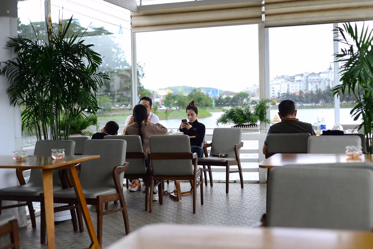 Vẻ đẹp của một hòn đảo trên thắng cảnh hồ Xuân Hương Đà Lạt - Hình 3 Ve dep cua mot hon dao tren thang canh ho Xuan Huong Da Lat-Hinh-3