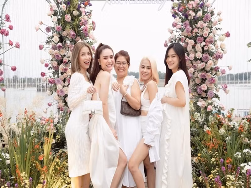 Đoàn Di Băng cùng chị gái và hai em gái đều giàu có. Ảnh: FB Đoàn Di Băng.