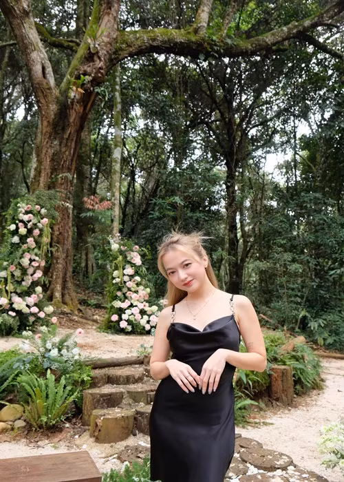 Nữ ca sĩ bày tỏ không có một từ nào có thể miêu tả hết mối tình của cô. "Chỉ biết nói là em rất vui khi bên anh", Xuân Nghi nhắn nhủ bạn trai.