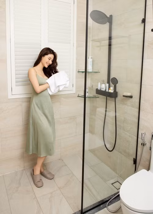 Cuộc sống của Diễm My thảnh thơi, bình yên trong biệt thự. Ảnh: FB Diễm My.