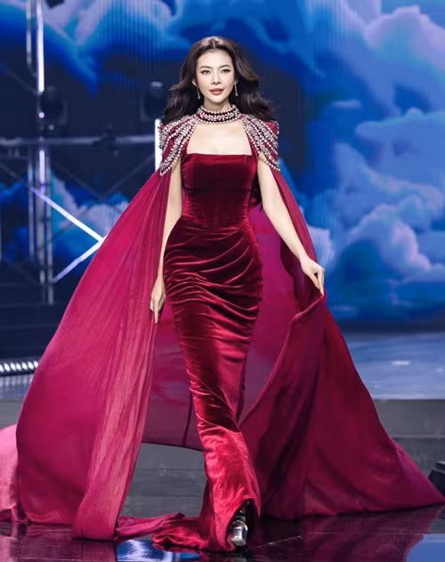 Triều Tiên có chiều cao 1m75, số đo ba vòng 81 - 60 - 94 cm.