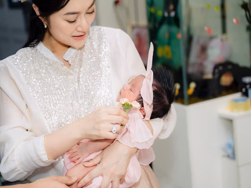 Cách đây không lâu, Thanh Trúc chia sẻ về chồng giấu mặt của mình. "Ông xã phải đi kiếm tiền nhiều hơn để lo cho hai mẹ con. Anh ấy rất thương con, ôm ấp và hôn con nhiều. Tôi là người chăm sóc, cho con bú và lo hết, nhưng ông xã chỉ bế 30 phút - 1 tiếng là bé bện hơi bố, ngủ ngon", nữ diễn viên trải lòng trong cuộc phỏng vấn với Phụ Nữ Pháp Luật.