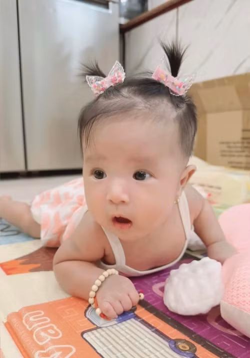 Bé Kỳ Kỳ - con gái diễn viên Thanh Trúc được mẹ cho mặc váy hồng, tóc kẹp nơ.