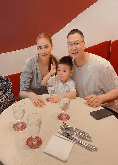 Thi thoảng, vợ chồng người đẹp ra ngoài ăn uống.