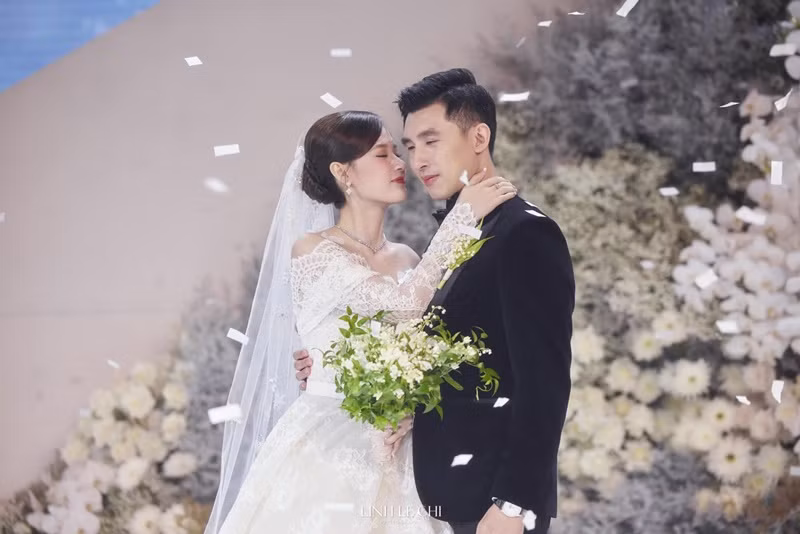 Giống Anh Đức, nhiều sao Việt đặt ra các quy định khắt khe cho khách mời tham dự đám cưới. Diễn viên Midu từng yêu cầu khách mời dự hôn lễ quét mã QR trên thiệp cưới để xác nhận, diện trang phục màu đen, trắng. Ảnh: FB Midu.