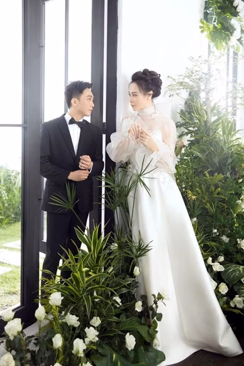 Đàm Thu Trang - Cường Đô la yêu cầu khách mời không dẫn theo trẻ em dưới 5 tuổi đến dự đám cưới của hai người. Cặp đôi giải thích, lễ cưới có nhiều thiết bị, trong khi đó nhà hàng lại không đủ lượng người để quản lý. Vì lo lắng đến an toàn của các bé, cặp đôi không khuyến khích trẻ dưới 5 tuổi tham dự. Thời khắc quan trọng nhất trong đám cưới Đàm Thu Trang - Cường Đô la, khách mời không sử dụng điện thoại và các thiết bị ghi hình. Ảnh: FB Đàm Thu Trang.