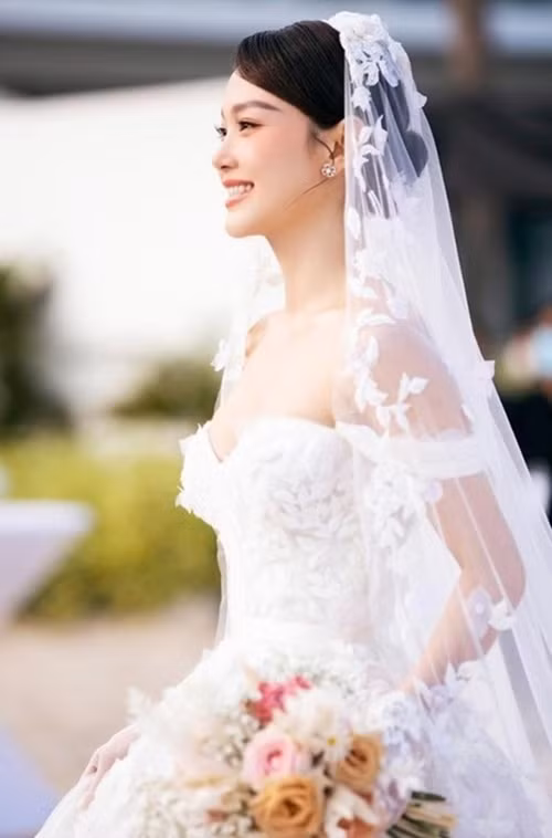 Trong đám cưới Minh Hằng, khách mời được yêu cầu đến sớm về muộn, mặc đúng dresscode, không "đính kèm" trẻ em vì đây là "tiệc người lớn". Minh Hằng cũng lưu ý khách mời nữ không đi giày cao gót. Ảnh: FB Minh Hằng.