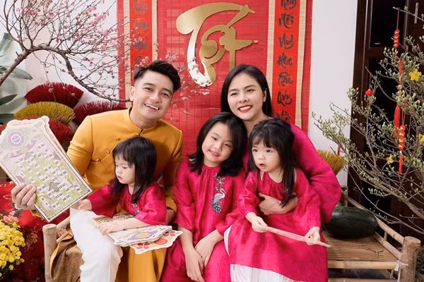 Chia sẻ với VietNamNet, Vân Trang hạnh phúc khi nhìn các con lớn khôn. Ở nhà, nữ diễn viên dạy con viết chữ, khả năng tập trung, nghĩ ra nhiều trò để chơi với con. Cô cũng thường xuyên trổ tài nấu ăn, làm nhiều món ngon cho gia đình.