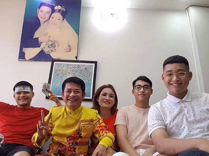 Tấn Beo rất thân thiết với các con. “Những lúc rảnh, cha con ngồi chơi game với nhau. Con chơi game nào, cha chơi game đó. Mình chơi với nó đi, còn hiểu nó nghĩ gì chứ cấm đoán, nó ra ngoài tiệm chơi còn phức tạp nữa”, diễn viên hài cho biết. Ảnh: FB Tấn Beo.