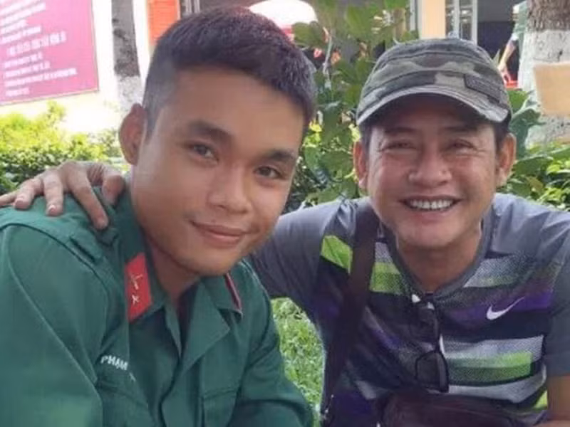 Tấn Beo từng chia sẻ trên Dân Việt, anh không can thiệp việc chọn nghề nghiệp của con cái. “Tôi bảo chúng cứ chọn đi, ba mẹ sẽ hỗ trợ con đường nó muốn đi. Tôi dứt khoát cản đến hơi thở cuối cùng nếu con đi vào đường bậy, còn những con đường đẹp thì bất cứ giá nào tôi cũng yểm trợ”, anh nói. Ảnh: FB Tấn Beo.