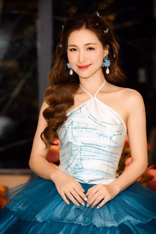 Mới đây, nữ ca sĩ Hòa Minzy chia sẻ, nếu được gia đình bé gái mồ côi ở Làng Nủ đồng ý cho nhận nuôi bé, cô chắc chắn mang lại cho bé cuộc sống đủ đầy, nhiều tình yêu thương.