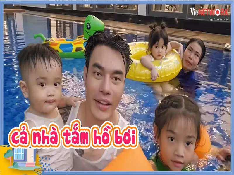 Nhà phố của Lê Dương Bảo Lâm có hồ bơi ngoài trời để các con của nam diễn viên có thể vui chơi mỗi buổi chiều. Ảnh: Youtube Lê Dương Bảo Lâm.