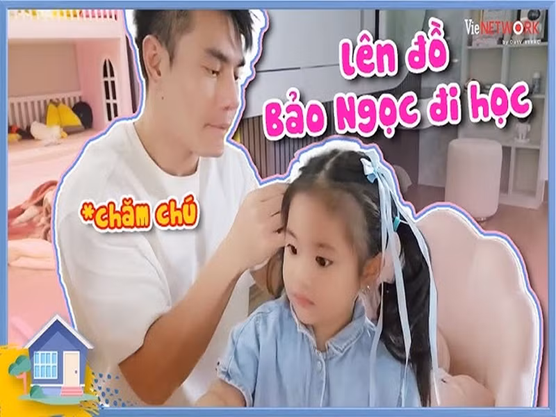 Nam diễn viên hài lên đồ cho con gái đi học. Ảnh: Youtube Lê Dương Bảo Lâm.