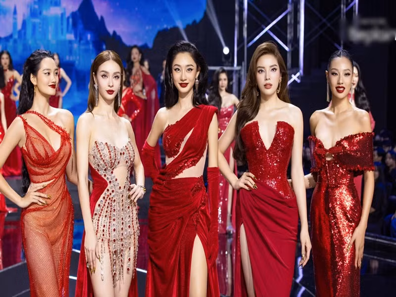Mới đây, Tường Linh lọt top 5 thí sinh trình diễn nổi bật ở phần thi dạ hội và áo tắm trong tập 5 Miss Universe Vietnam 2024 cùng Kỳ Duyên, Mlee, Quỳnh Anh và Trà My. Ảnh: Miss Universe Vietnam.