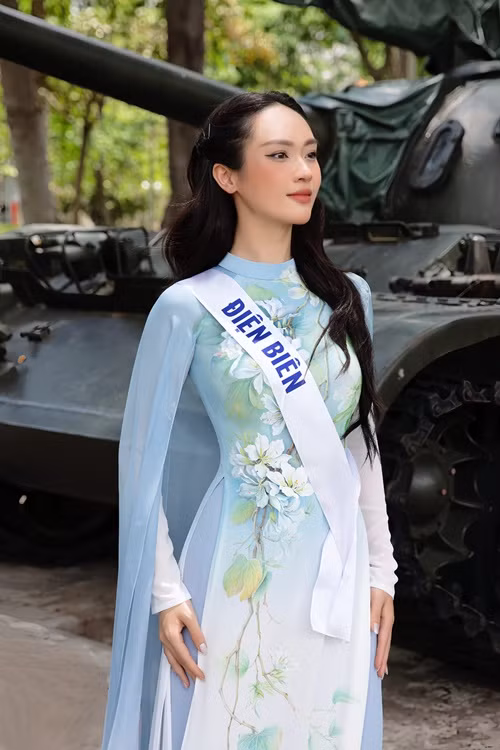 “Mẹ đang mang bầu em trai 7 tháng, hai mẹ con ôm nhau trong căn nhà làm bằng đất rung lên vì gió, mưa đá. Bố khi đó đang chạy đi đóng cửa cũng bị mái tôn làm thương ở tay. Thật sự lúc đó còn nhỏ nên tôi rất sợ mình không thể sống tiếp. 26 năm qua chưa một lần chia sẻ cho bất kỳ ai điều mà tôi trải qua khi sống tại vùng núi Điện Biên”, nàng hậu bày tỏ. Ảnh: FB Vũ Thúy Quỳnh.