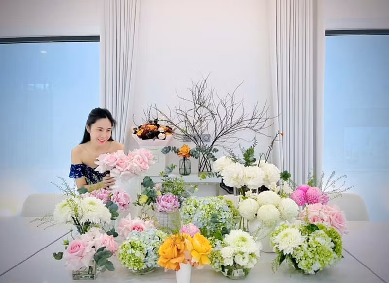 Nữ ca sĩ có sở thích cắm hoa trong nhà. Ảnh: FB Thủy Tiên.