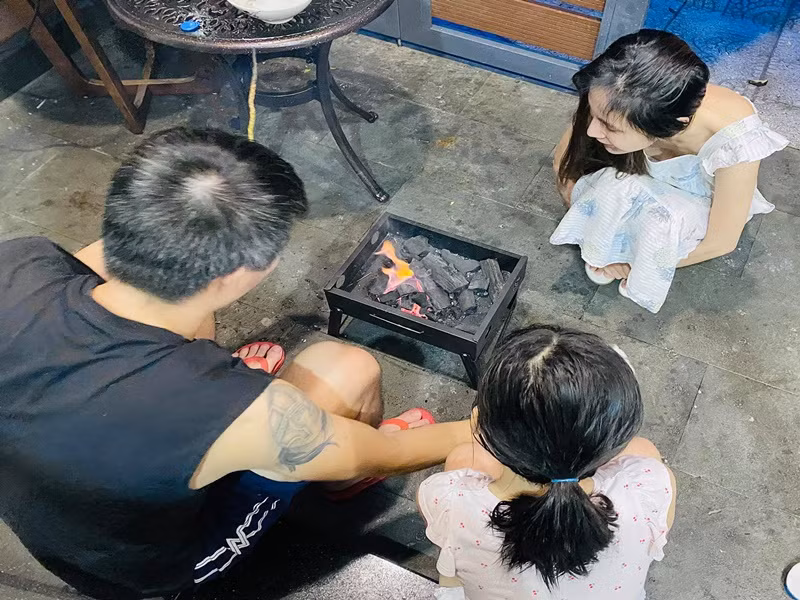 Công Vinh - Thủy Tiên quây quần bên con gái. Ảnh: FB Thủy Tiên.