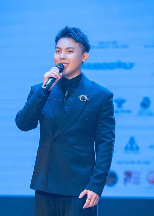Giữa ồn ào, Phạm Duy Khánh phân trần rằng anh định nói: “Chúng tôi rất vui mừng khi cuộc thi vẫn được diễn ra dù Hải Phòng vừa gặp một trận bão lớn nhất từ xưa tới giờ”. Tuy nhiên, với cương vị trưởng BTC, tổng đạo diễn chương trình, anh đã bị phân tâm.