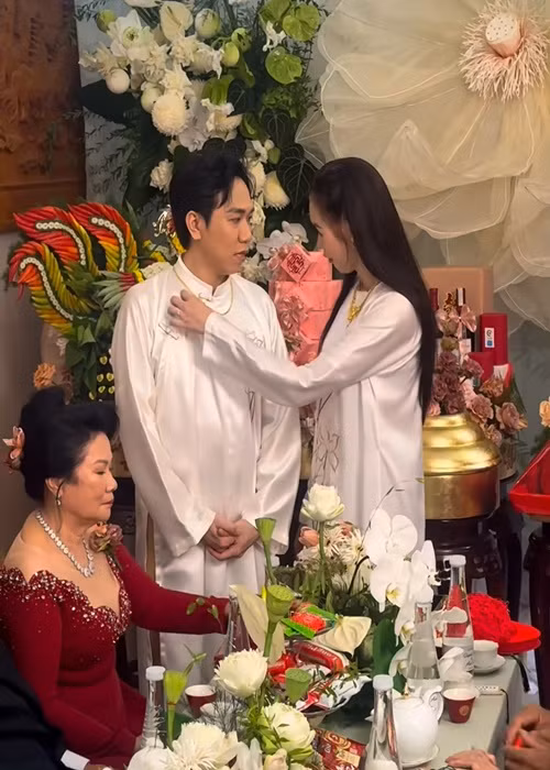 Cô dâu ân cần chăm sóc chú rể trong ngày trọng đại. Ảnh: Phụ Nữ Số.