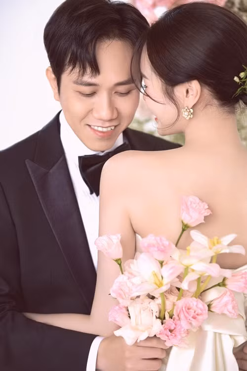Đám cưới của Anh Đức ban đầu dự kiến diễn ra vào ngày 26/7. Tuy nhiên, cặp đôi quyết định hoãn cưới. Ảnh: FB Quỳnh Anh.