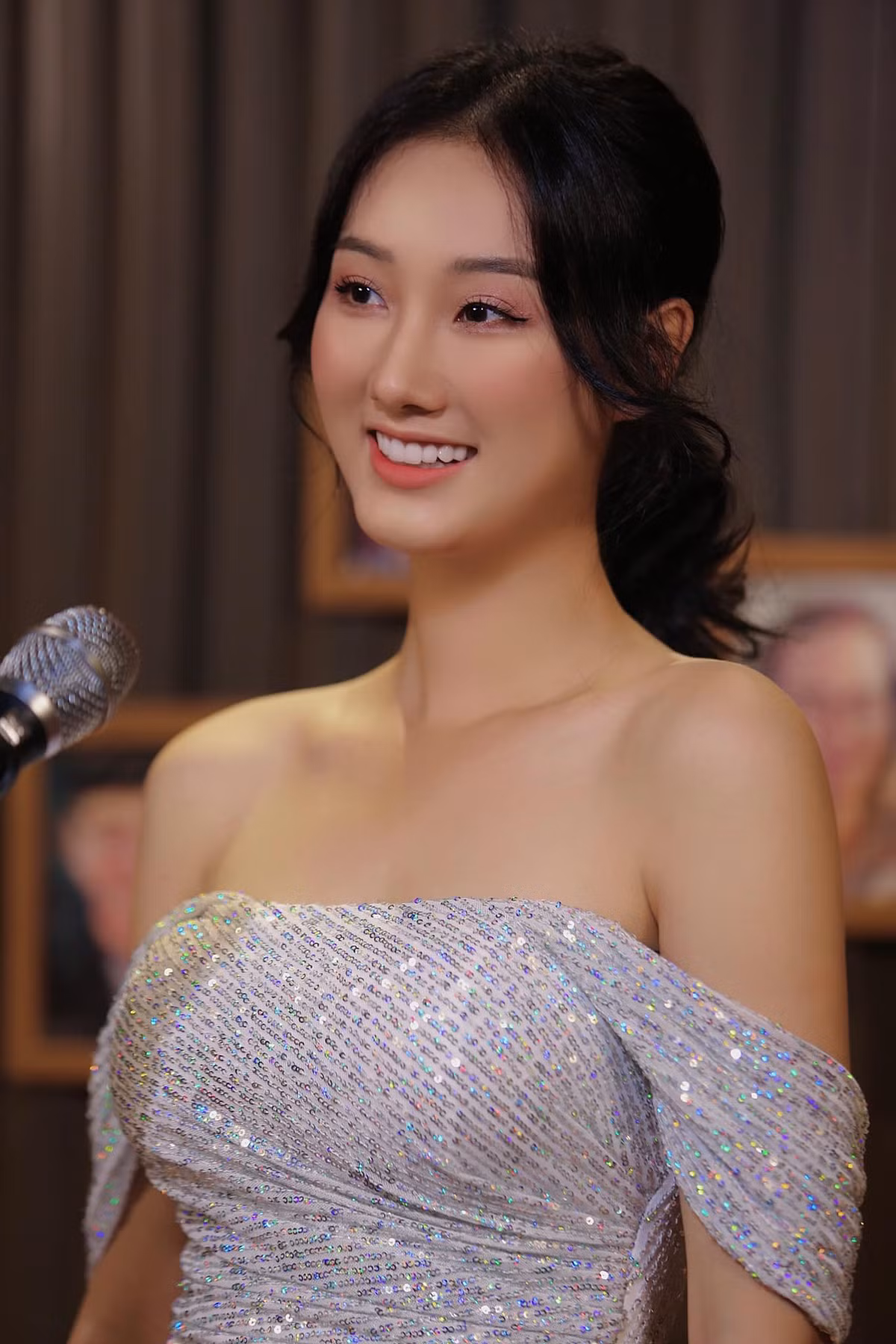 Trong chương trình Lời tự sự phát sóng trên VTV tháng 6/2024, Hoàng Khánh Ly chia sẻ, dù đi diễn 7 năm nhưng gần đây mọi người mới công nhận cô là diễn viên, trước đó ai cũng nghĩ cô chỉ đi diễn cho vui.