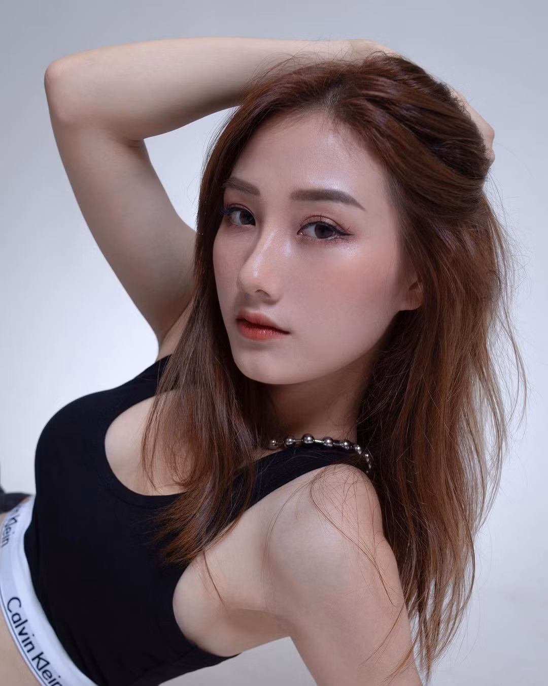 Vốn ít nói từ nhỏ nên khi Hoàng Khánh Ly theo nghề diễn viên, mọi người trong nhà đều bất ngờ và không tin lắm. Tuy vậy, theo thời gian cô đã chứng minh lựa chọn của mình là đúng đắn.