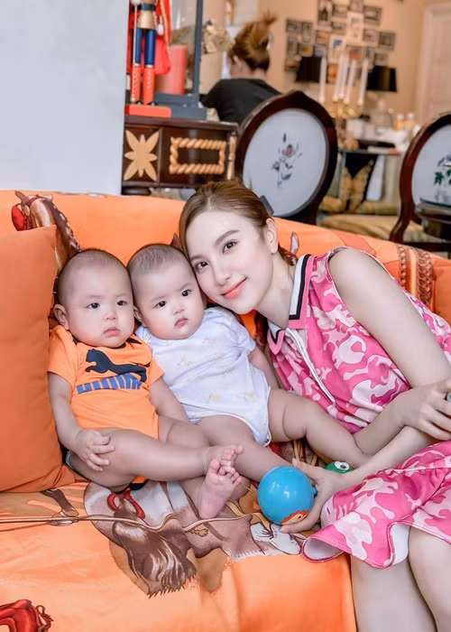 Hạnh Sino đã lấy lại được vóc dáng gợi cảm sau sinh đôi.