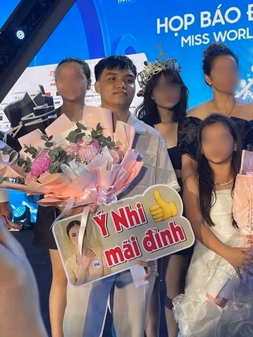 Bạn trai từng có mặt trong chung kết Miss World Vietnam 2023 để cổ vũ Ý Nhi. Nàng hậu cho biết, cô được bạn trai chở đi mua sắm, lựa chọn trang phục, phụ kiện, đưa đón đi học thêm tiếng Anh, các lớp kỹ năng trước cuộc thi. Ảnh: Phụ Nữ Việt Nam.