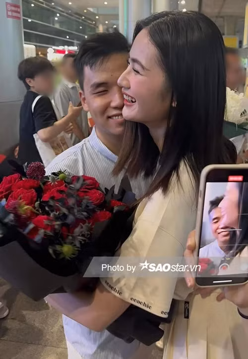 Anh Kiệt ôm chầm Ý Nhi khi cô về nước vào tháng 6/2024. Ảnh: Saostar.