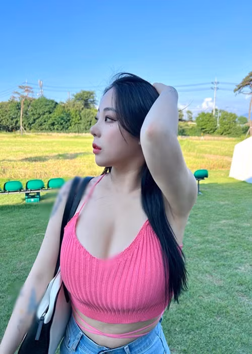 Nhiều cư dân mạng cho rằng với lượng fan ổn định, hot girl gợi cảm không cần phải chạy theo con đường hở bạo.