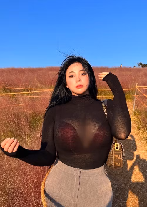Hye Bin vẫn trung thành với gu thời trang táo bạo.