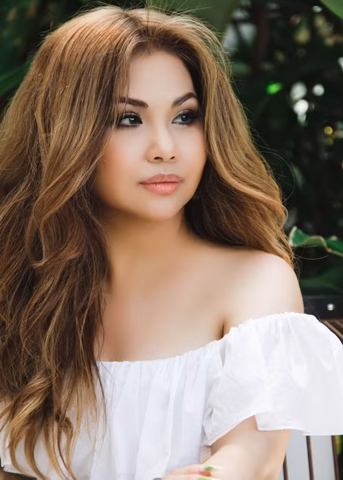 Nhiều người ngưỡng mộ nhan sắc trẻ trung của em gái Cẩm Ly.