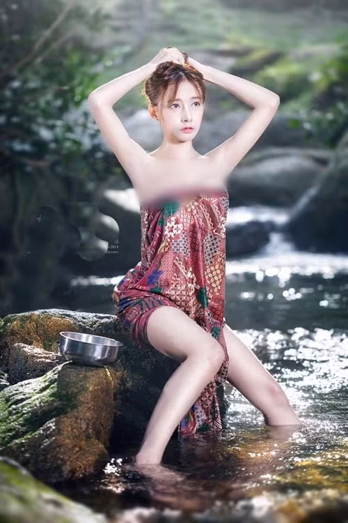 Cô nàng quấn khăn khoe vòng một căng đầy giữa suối. Ảnh: Dân Việt.