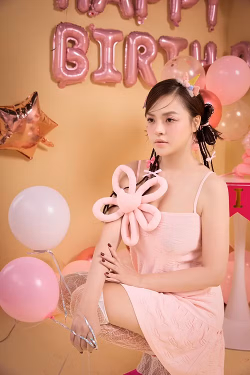 Thu Quỳnh chia sẻ, cô suy nghĩ rất nhiều mới dám đăng bộ ảnh "cưa sừng làm nghé".