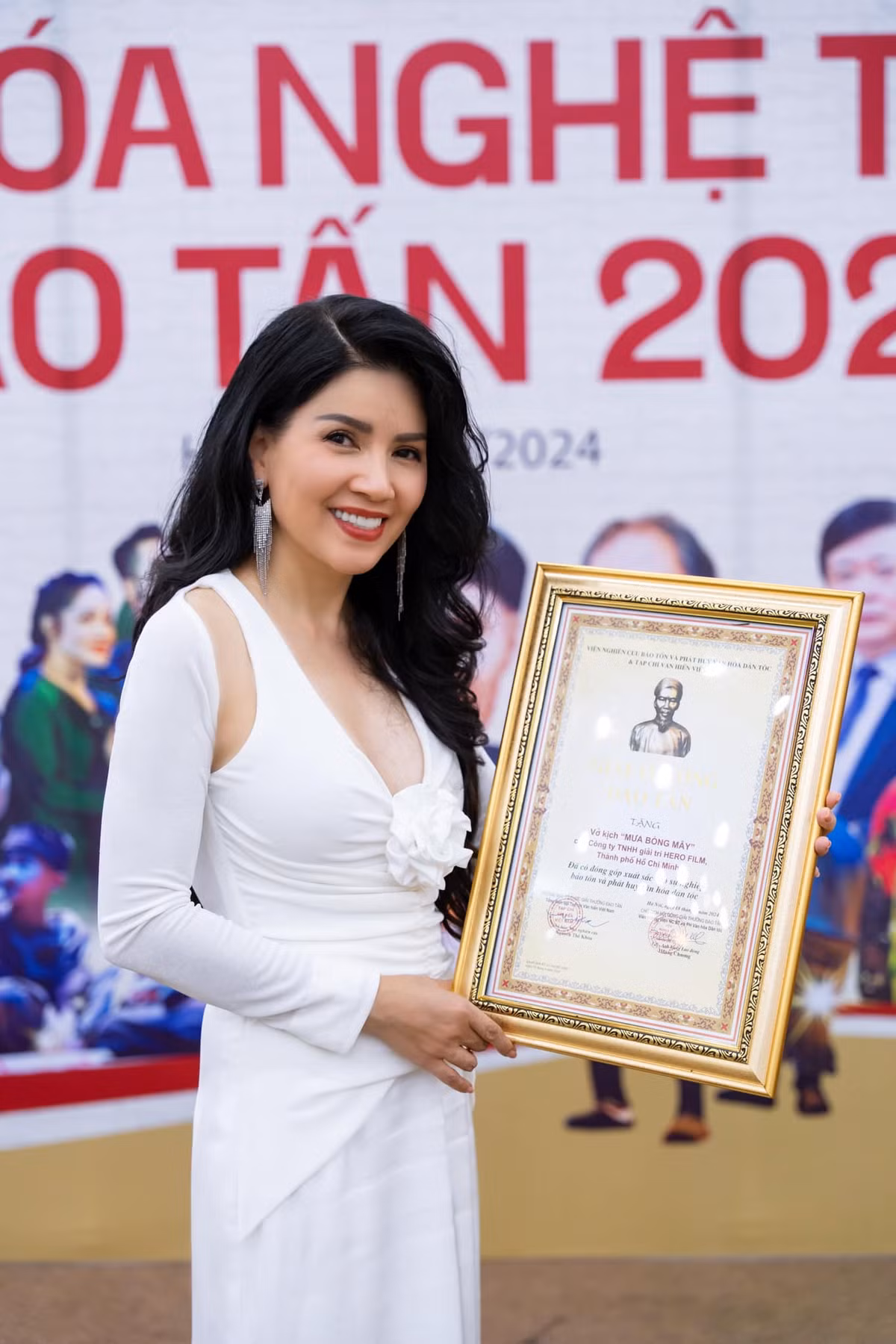 Ngọc Trinh mặc sang trọng, gợi cảm tại một sự kiện.