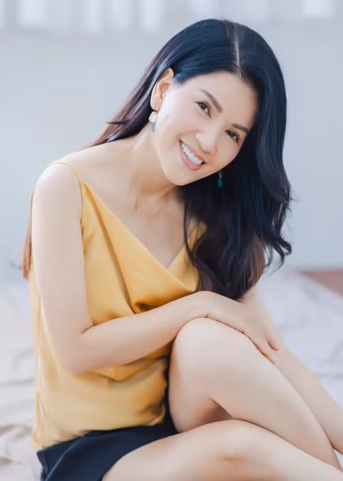 "Khanh và Vy hội ngộ với nhau. Gặp chị yêu Phạm Thị Ngọc Trinh. Trời ơi…Chị ăn gì mà càng ngày càng trẻ càng đẹp vậy trời, như con gái 19 tuổi. Chị tôi đúng không tuổi luôn", Hòa Hiệp chia sẻ.
