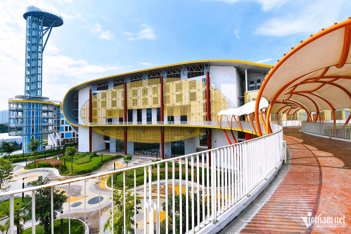 Điểm nhấn của công trình là Tháp Thiên văn với 18 tầng, cao 68m nằm gần phía mặt đường Phạm Hùng.