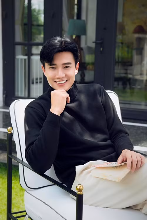 Nam diễn viên chia sẻ trên Vietnamnet, anh có thói quen đọc sách vào mỗi buổi sáng khi thức dậy hoặc buổi tối trước khi đi ngủ.