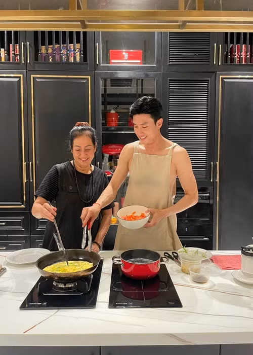Quốc Trường cùng mẹ vào bếp mỗi lần mẹ anh đến thăm.
