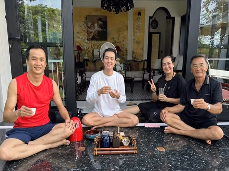 Nam diễn viên rủ bố mẹ và anh trai uống trà thay cà phê.