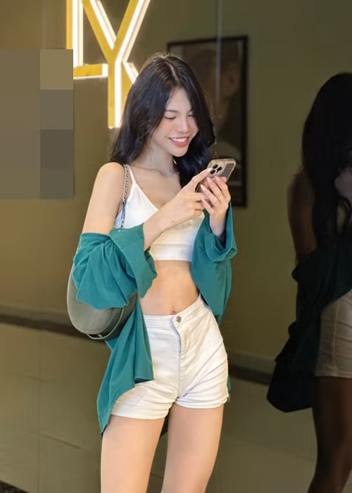 Tường San trẻ trung, gợi cảm ở đời thường.