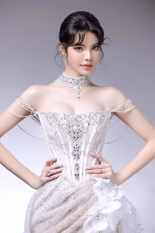 Bên cạnh đó, trong một bài phỏng vấn, Á hậu Tường San cho biết, cô rất buồn khi một số cư dân mạng cho rằng nhờ Huy Hoàng, cô mới đoạt giải. Theo Tường San, cô vào top 3 chung kết nhờ trả lời tiếng Anh tốt trong phần phỏng vấn kín với ban giám khảo.