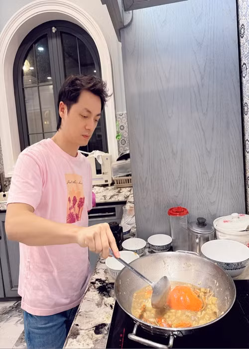 Đăng Khôi thường xuyên vào bếp nấu ăn tại nhà. Ảnh: FB Thủy Anh.