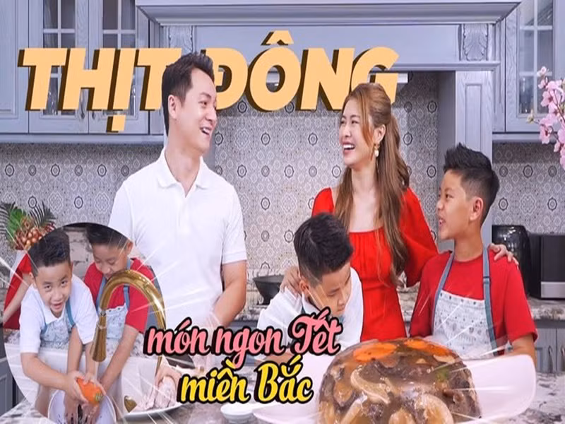 Vợ chồng Đăng Khôi cùng làm món ăn ngày Tết. Ảnh: Youtube Đăng Khôi.